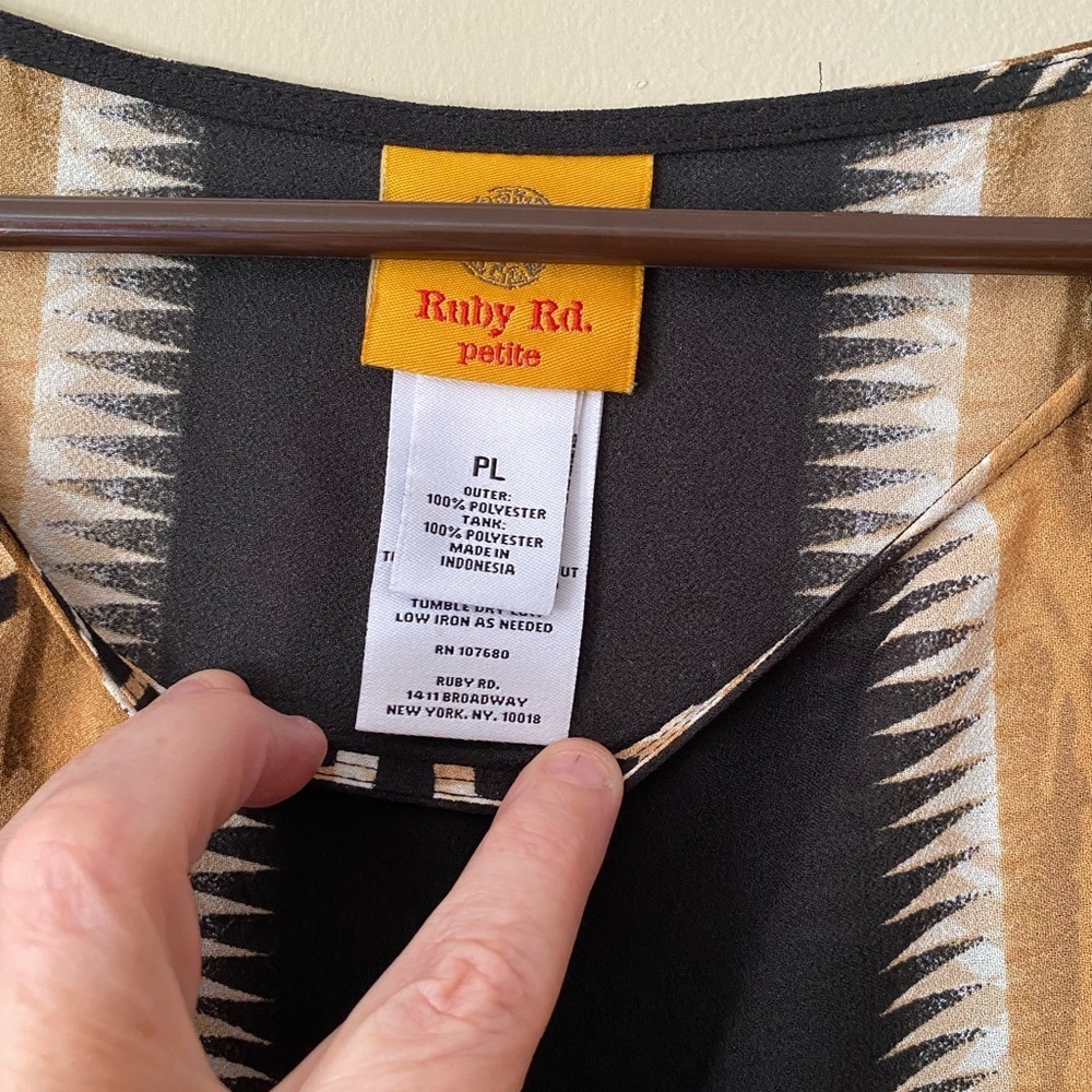 Ruby Rd. Black and Tan Geometric Blouse PL - Picture 4 of 4